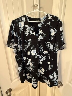 Torrid brand Floral Split-Neck Short Sleeve Blouse - Black/Light Blue